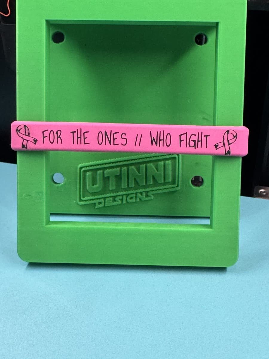 Pink silicone bracelet engraved with For the ones who fight lettering